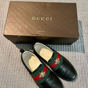 Mint Gucci Black Leather Loafers with Green and Red Stripe G7.5 fits like a US9